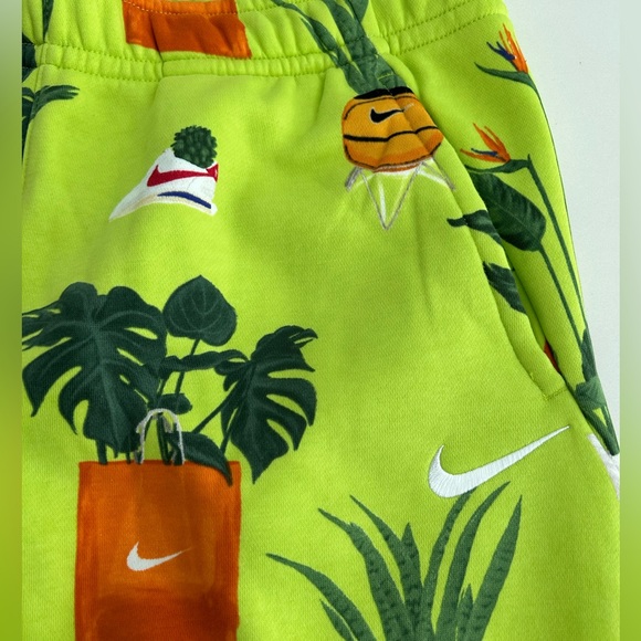 $60 Mens Size M Nike Court Cortez Plant Graphic Printed Sweatshorts DV9613-321 - Picture 7 of 9